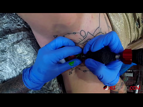 ❤️ Estremamente tatuato hottie Sully Savage ottenuto un tatuaggio sul suo clitoride ☑ Video di sesso al it.vbdsm.ru ❌️